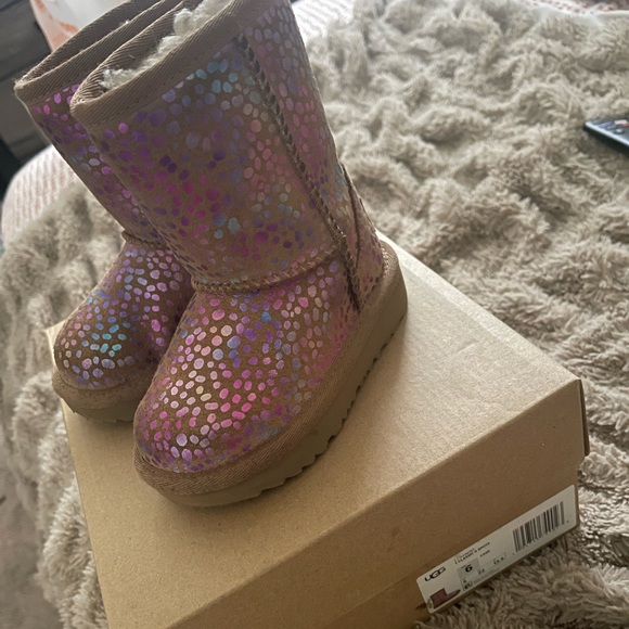 Pre loved toddler 6 Ugg - Picture 1 of 6